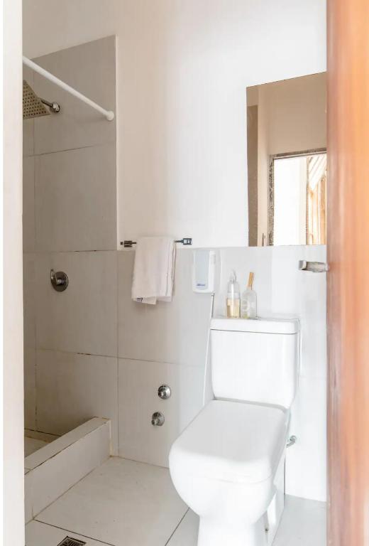 Baño equipado y zona de ducha